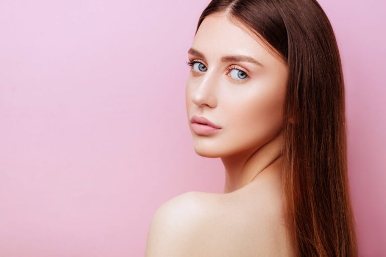 If you prefer to look as natural as possible, the “no makeup” technique is for you.
